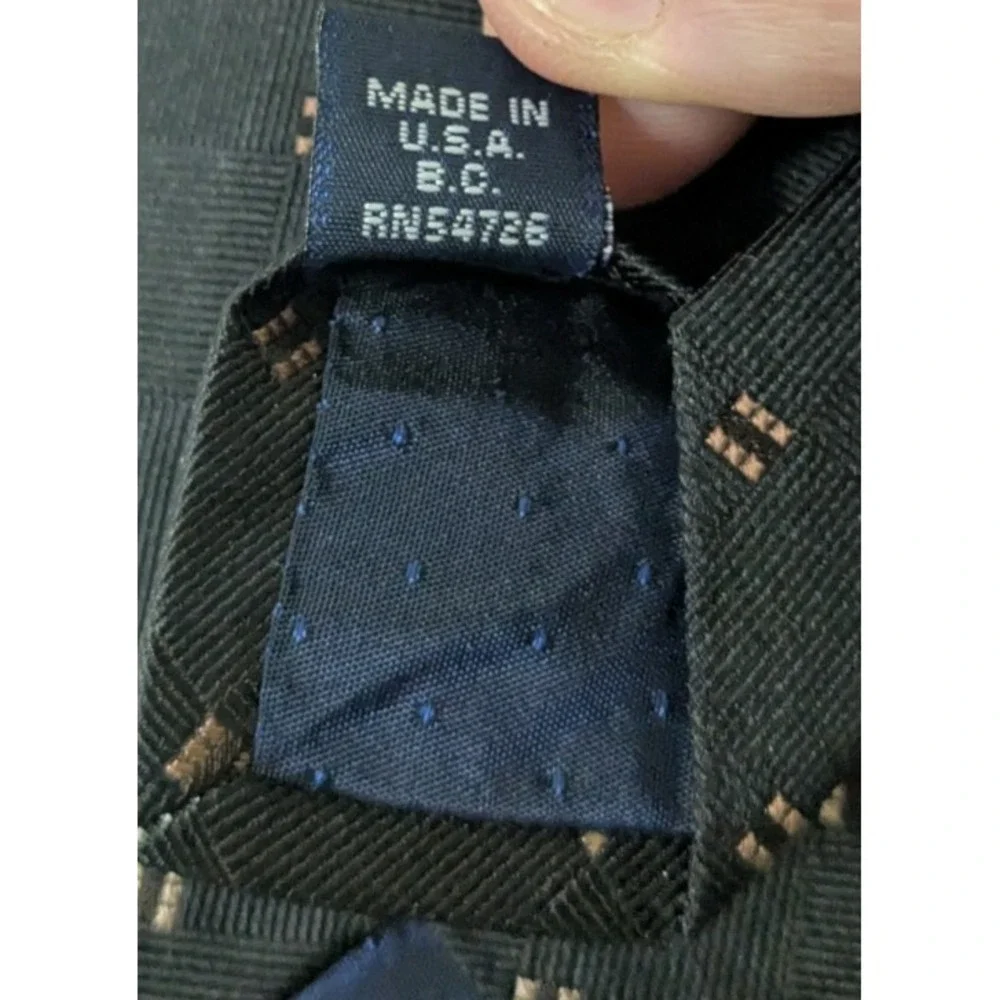 TOM JAMES Black Geometric Classic Corporate 100% Silk Tie Made USA 56 x 3.5